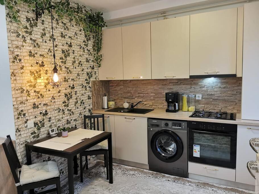 Studio Green Modern! Apartment ซูชาวา ภายนอก รูปภาพ